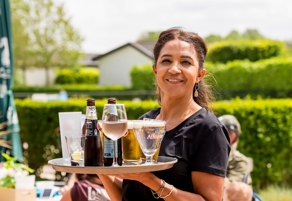 Groepsborrel met jong en oud bij Kosteluk